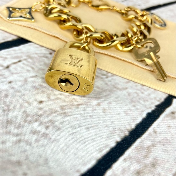 Louis Vuitton lock and key on a gold plated bracelet chain - Picture 2 of 5